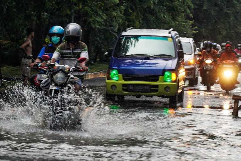 Atap Seperti Dilempari Batu